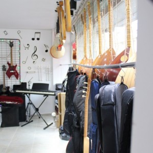 Deniz Müzik Merkezi: Piyano Kursu, Gitar Kursu, Keman Kursu, Bağlama Kursu